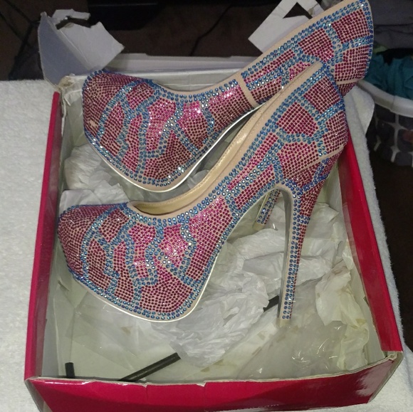 Woman - Picture 2 of 3